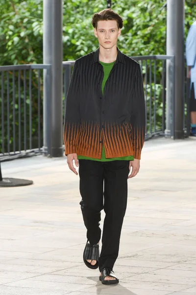 Look 25